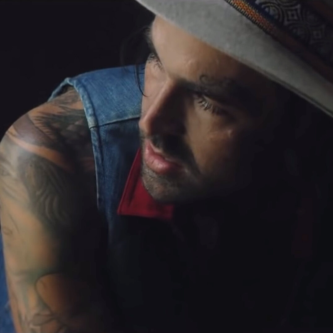 Yelawolf на мотоцикле