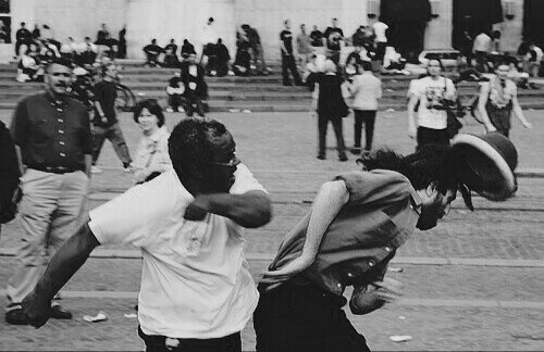 Онлайн и без регистрации: негр больно бьет  мексиканца по лицу