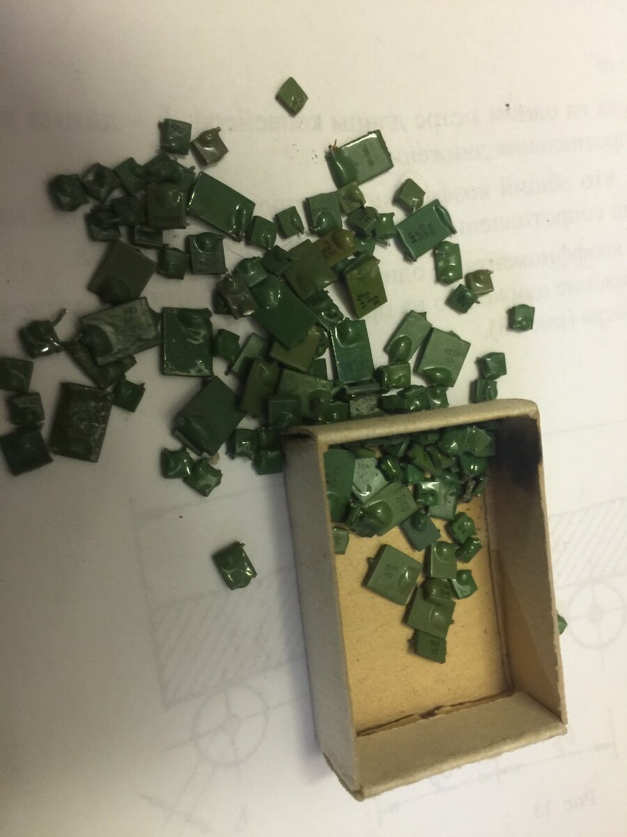 Палладиевые КМ конденсаторы. Встречаются в простых бытовых приборах СССР