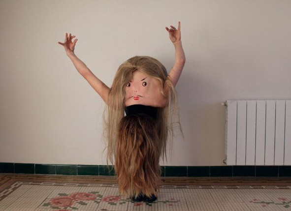 Рожицы нарисованы на спине человека (фото из открытых источников)