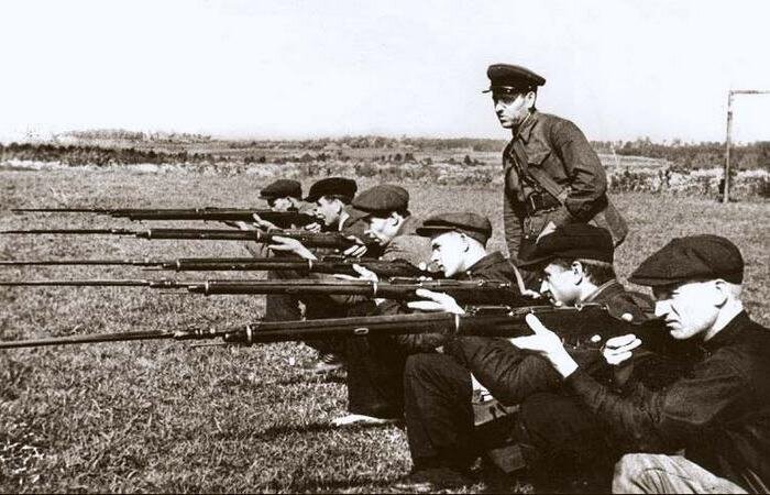 Для чего на винтовках есть отметки для стрельбы на 2 км, если без оптики не попасть дальше 300 шагов 