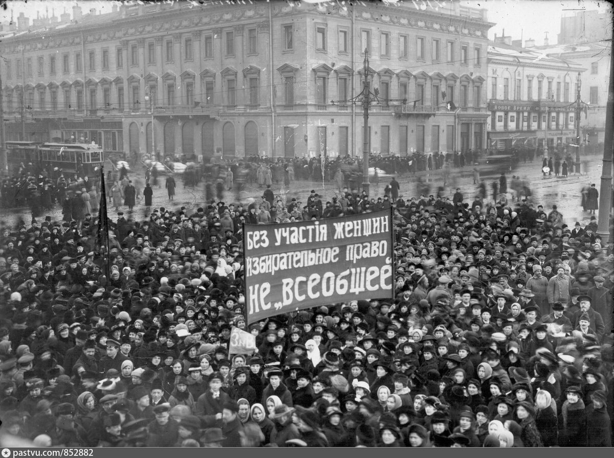 Шествие по невскому проспекту в Международный женский день в 1917 году