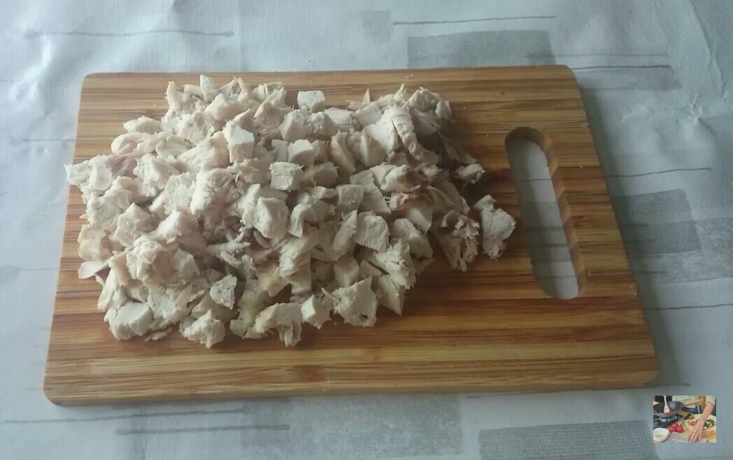 Нарезаем куриную грудку 200 гр