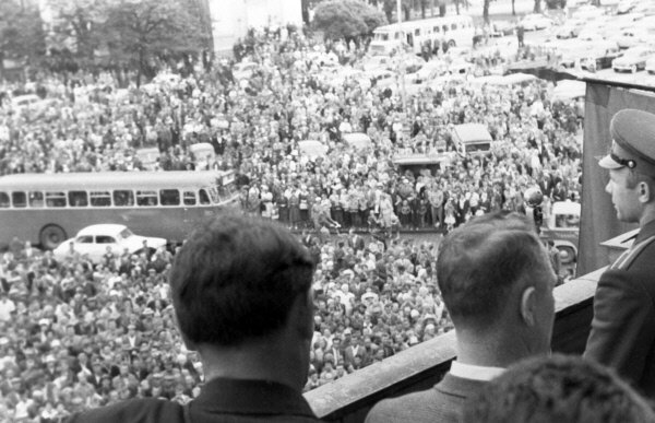  Фото anews.com.  Финляндия, Тампер. Слева Юрий Гагарин.