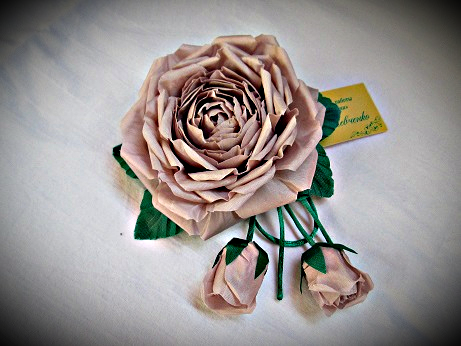 РОЗА ИЗ ТКАНИ, ТЕХНИКА ЕВРОПЕЙСКАЯ, ЗАКОЛКА.ХРИЗАНТЕМА ИЗ ШЕЛКА, 