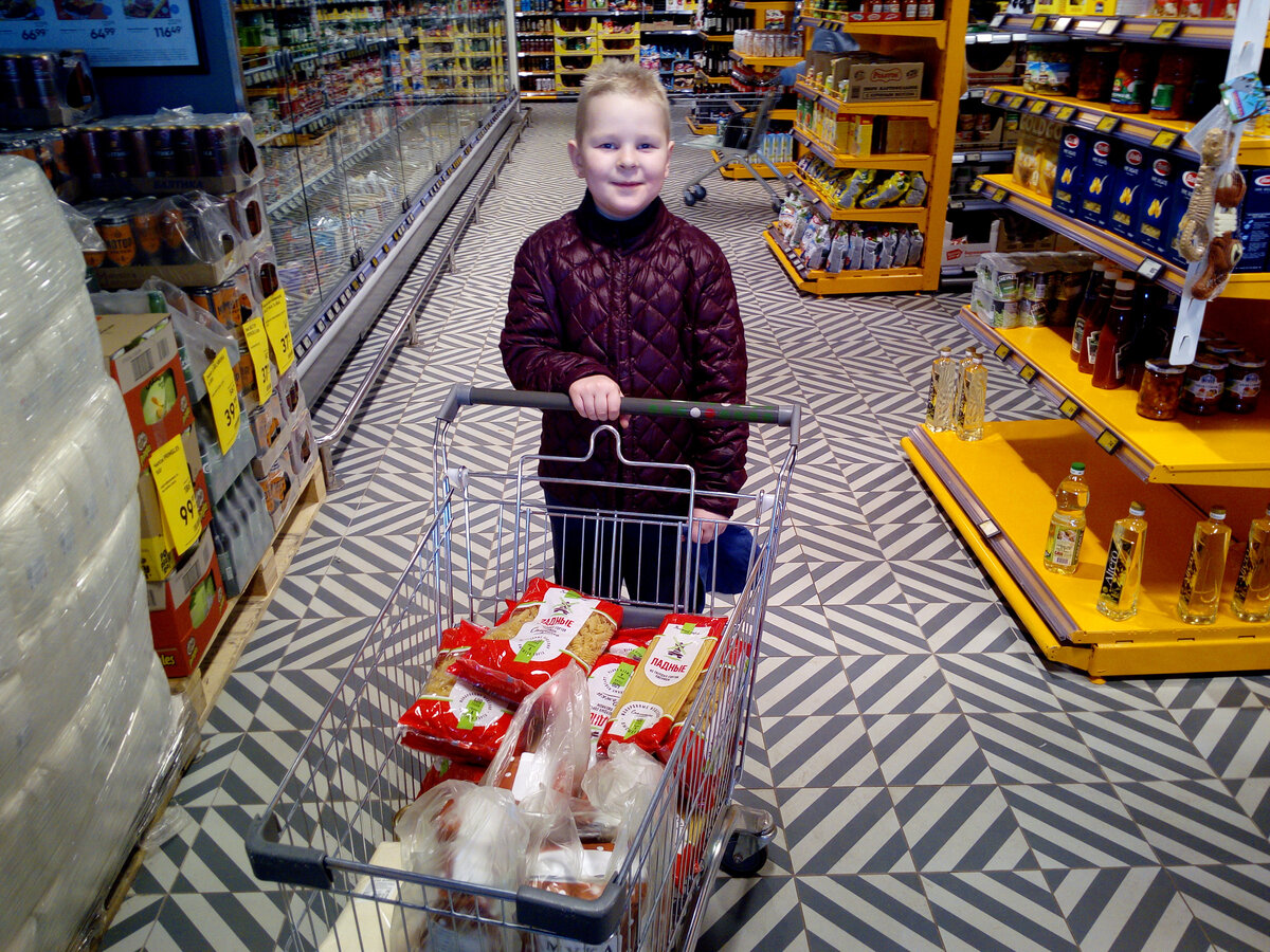 попросил одного покупателя, что бы сына сфотографировать с его тележкой