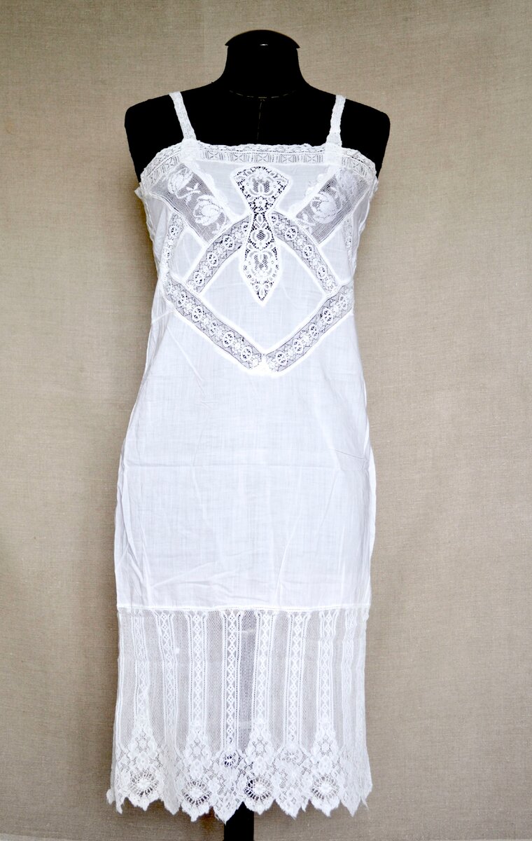 Нательная рубашка.