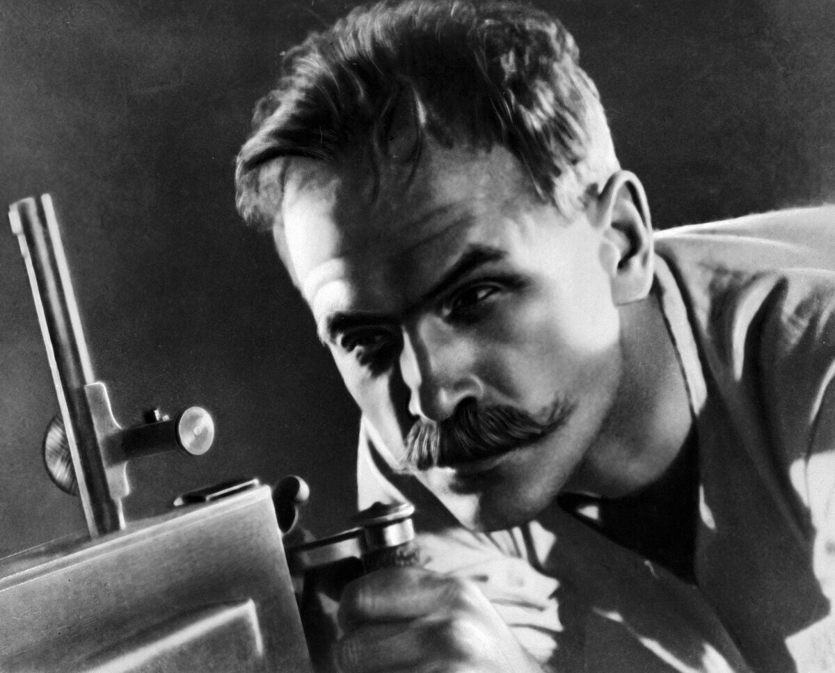 Да это же Василий Иванович казару белую из "максима" косит.