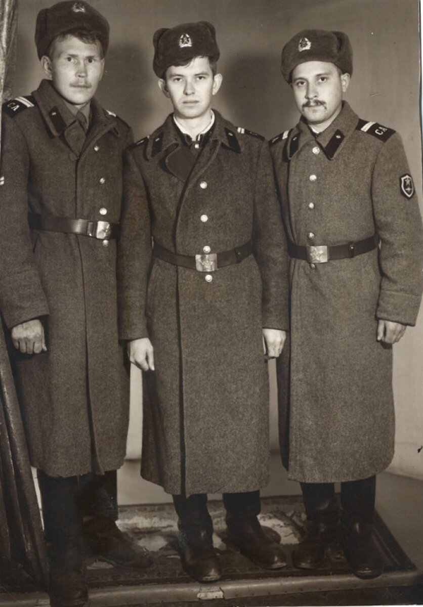 Фото от Михаила Кузьмина.  В солдатских серых суконных шинелях сержанты-однополчане автора по КТуркВО....