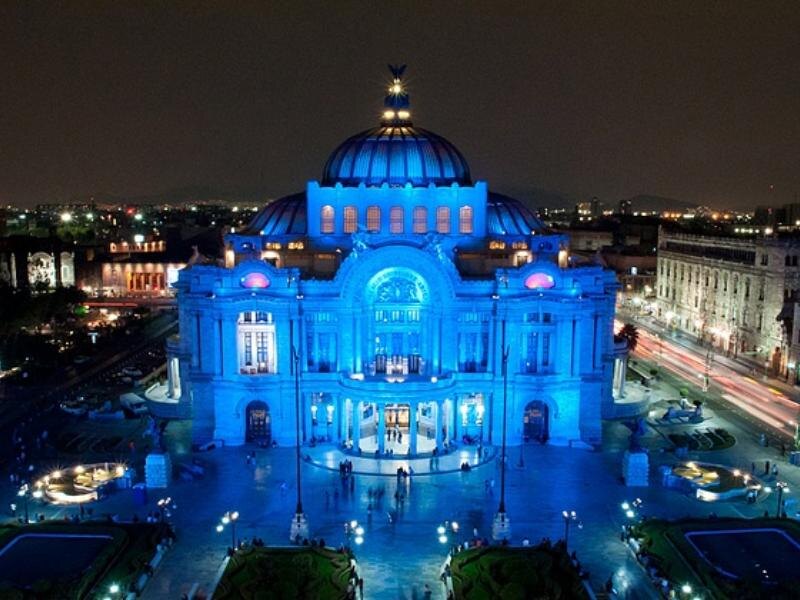 Акция "Зажги синим" в Москве