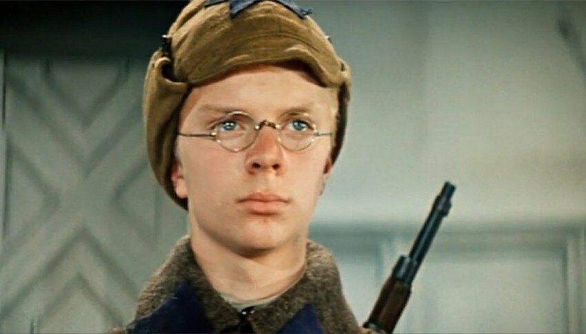 Валерка Мещеряков или Валерка-гимназист. Исп. Миша Метелкин. Его привел Витя Косых,они вместе снимались в фильме "Мимо окон идут поезда",играли воспитанников школы-интерната.В том фильме Миша маленький и пухленький очкарик. И Кеосаян не хотел его брать.Но Миша стал усиленно есть витамины и морковку со сметаной и за три месяца похудел и подрос на 7 сантиметров.