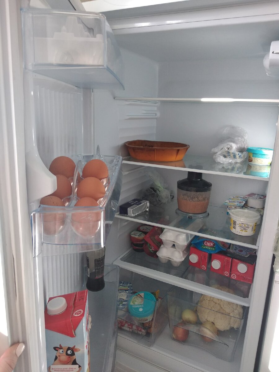 Вот так выглядит мой "затаренный" холодильник. Фото автора