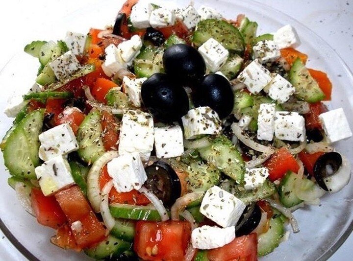 ♥ Ингредиенты:
3 помидора
2 огурца
1 луковица
2 сладких зеленых или красных болгарских перца
150 гр сыра Фета
черные маслины
⠀
Специи для греческого салата:
орегано
оливкое масло
⠀
Порезать помидоры и огурцы не очень большими ломтиками. Перец и лук порезать полукольцами. Сыр Фета порезать кубиками. Маслины порезать колечками. Соединить все порезанные ингридиенты кроме Фета сыра в миске. Посолить, добавить специи для греческого салата и орегано, заправить оливковым маслом. Сверху выложить кубики сыра Фета. Украсить несколькими оливками. Слегка сбрызнуть оливковым маслом и посыпать орегано. Салат готов к употреблению!
Приятного аппетита 💋