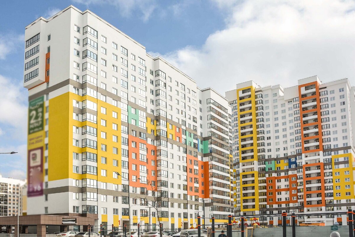 Фрагмент Нового  ЖК на улице Шаманова в микрорайоне Академический.  Яркое оформление многоэтажек.  Фото: Валерий Сергеев