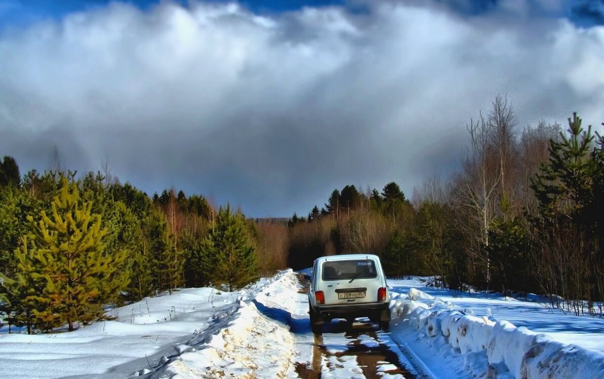 Дорога была пошире и не в лесу, но сугробы вполне подходящие. Источник: https://avatars.mds.yandex.net/get-pdb/1004345/623bb7c3-a3d7-4157-8a5f-77894feabb8c/s1200?webp=false