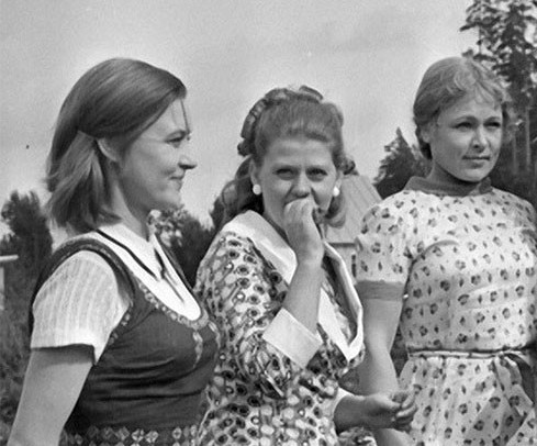 Москва - большая лотерея", - уверена Людмила (И.Муравьева). Но с этим не согласны Катя (В.Алентова) и Тоня (Р.Рязанова)