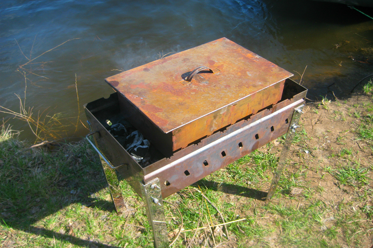 Коптильня устанавливается на подготовленные угли в мангал.