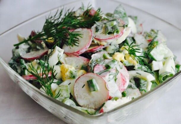 Свежий салат с редиской и яйцом