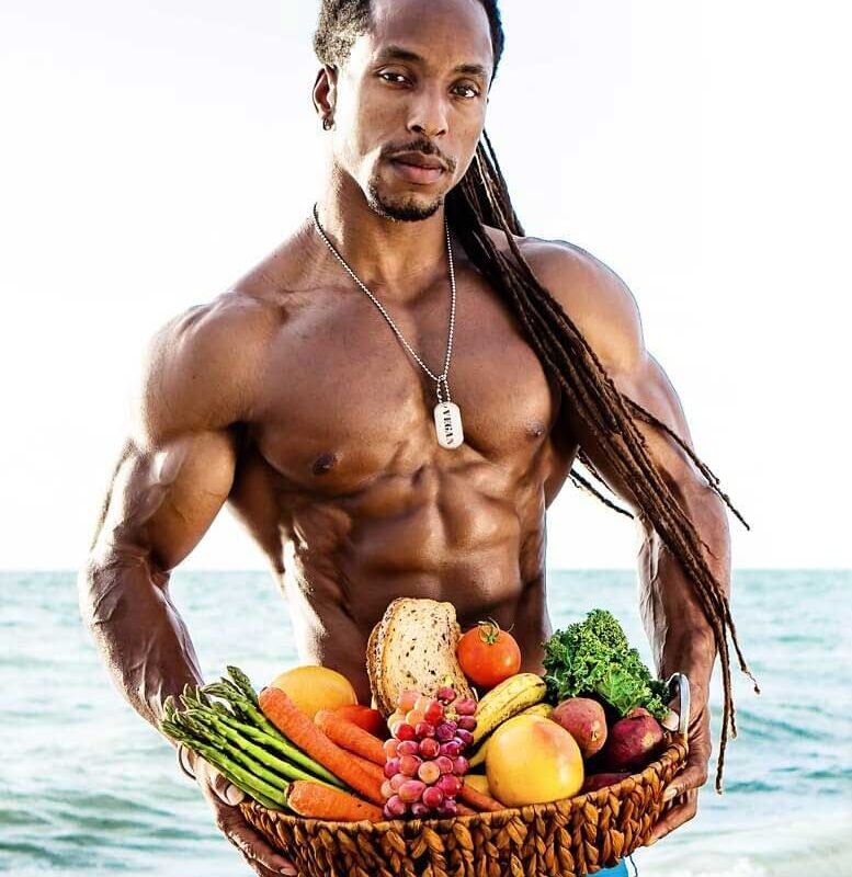 Спортсмены вегетарианцы. Фрукторианец бодибилдер. Бодибилдеры вегетарианцы. Веганы качки. Сыроеды бодибилдеры.