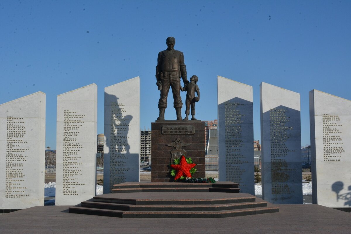 Памятник "Солдатам правопорядка" в сквере близ набережной.