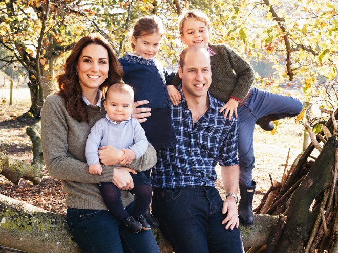 Фото: Duchess Kate, Prince Louis, Princess Charlotte, Prince William and Prince George at Anmer Hall in Norfolk, Britain circa Autumn 2018. MATT PORTEOUS/PA/HANDOUT/EPA-EFE/Shutterstock