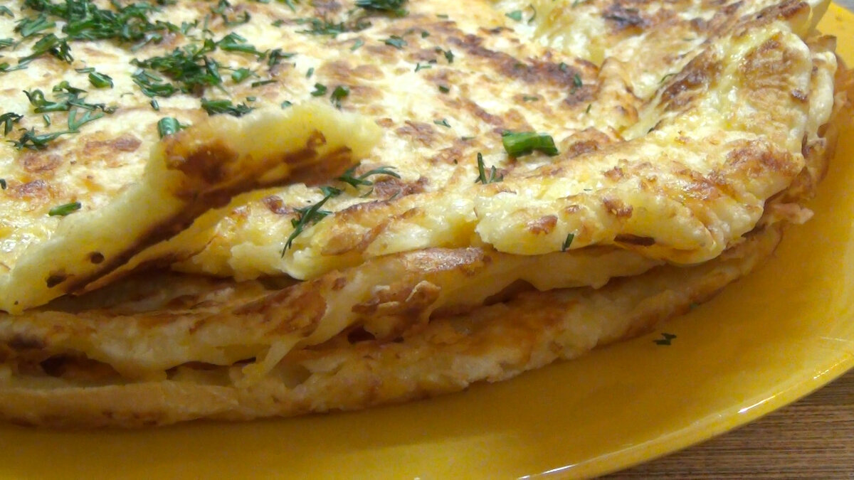 Готовим вместе вкуснейшие антикризисные обеды и ужины! И сегодня мы приготовим СЫРНЫЙ ХАЧАПУРИ! Прекрасное блюдо для подачи на завтрак а также к первому  вместо хлеба. Хачапури получаются сытные, румяные и ароматные! Желательно употреблять в горячем виде так сказать с пыла с жару! Но и остывшие у них свой шарм. Приглашаю Вас на кухню где мы буквально за пять минут приготовим вкусные сырные Хачапури! Подходим не стесняемся!) Для приготовления нам  потребуются некоторые продукты:
Специи (соль,перец,) и д.р по вкусу 
Р.Лук репчатый 1шт
Молоко 200 гр
Мука 200 гр 
Растительное масло можно  Оливковое
Сыр 300 гр (не слишком соленый)
Яйцо куриное 2шт (сырые)
Укроп (свежий) 30 гр
и хорошее настроение !)Приступаем!