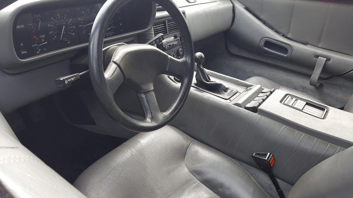 Внутреннее убранство автомобиля DeLorean. Заметьте как выглядит приборная панель и что-то мне напоминает, а вам...?