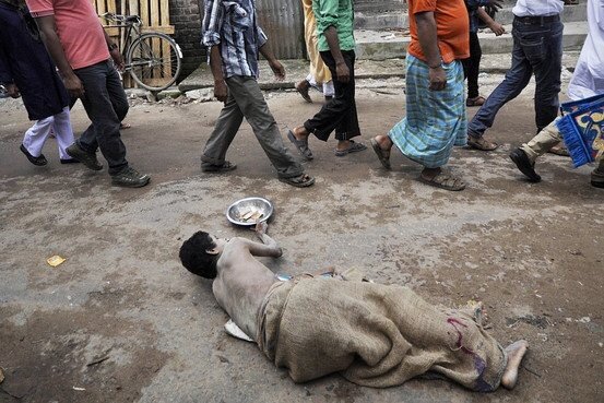 Источник: Google. Люди не обращают внимание на просивших помощь людей. 