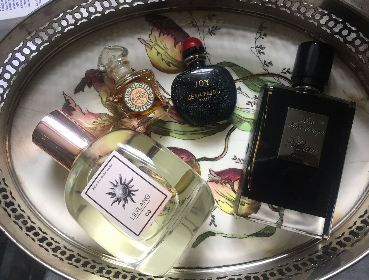 На фото ароматы из коллекции "Парфюм дня": Sylvaine Delacourte Lilyang, Guerlain Mitsouko, Jean Patou Joy, By Kilian Noir Aphrodisiaque