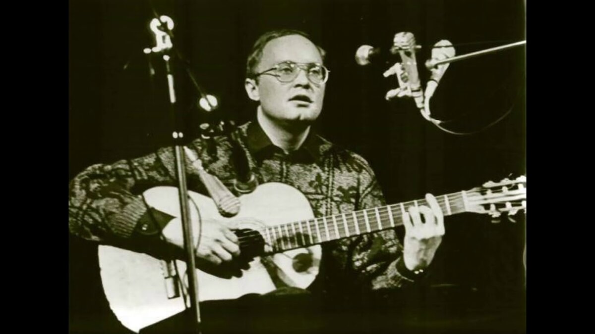 Михаил Щербаков. Именно так выглядел на момент написания песни.