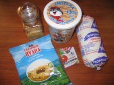     Берем желатин, ссыпаем его в чистую посуду и заливаем 3/4 стакана прохладной (не холодной!) кипяченной водой.   