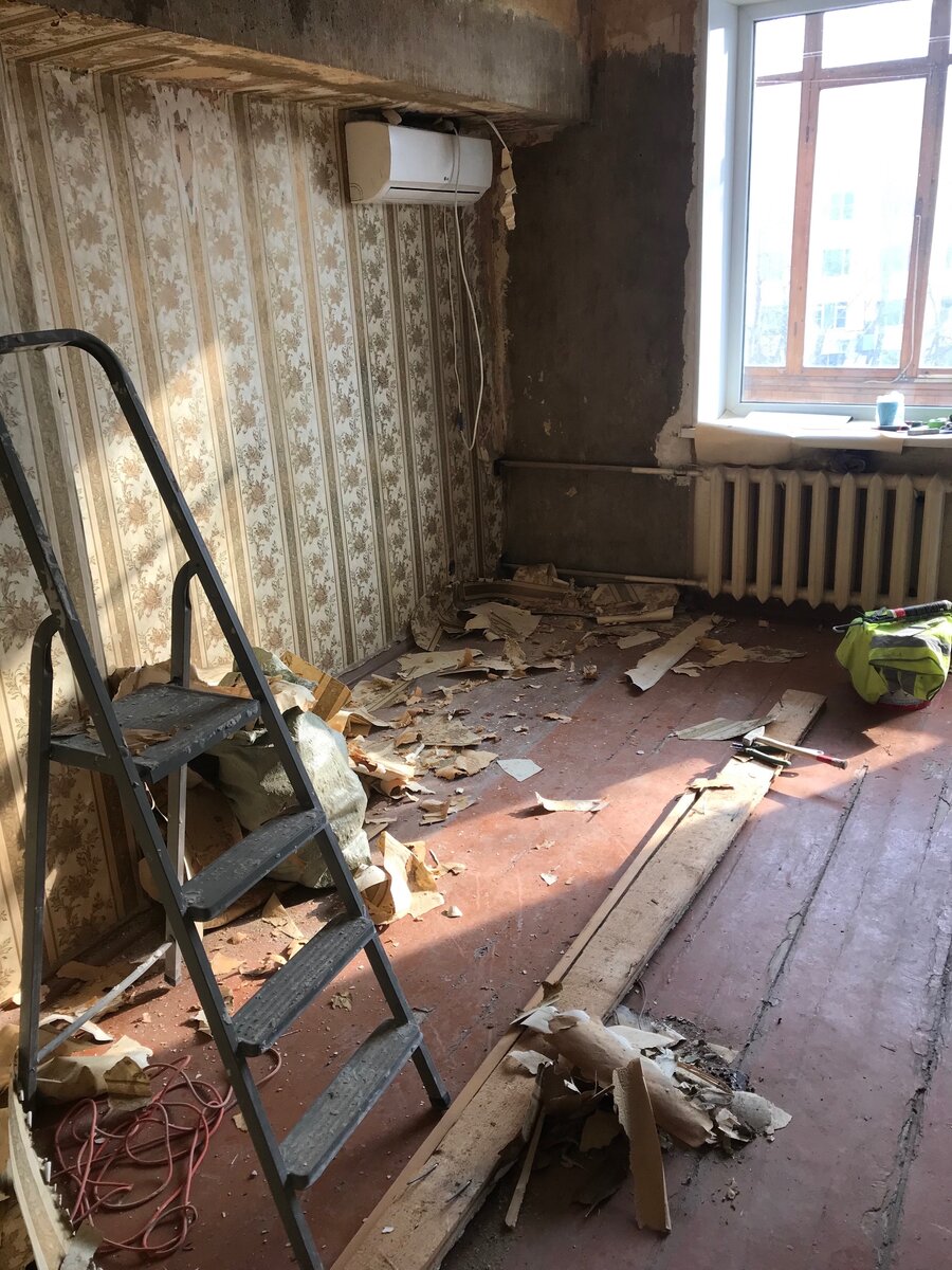 Вид в комнату, кондиционер оказался рабочим. 