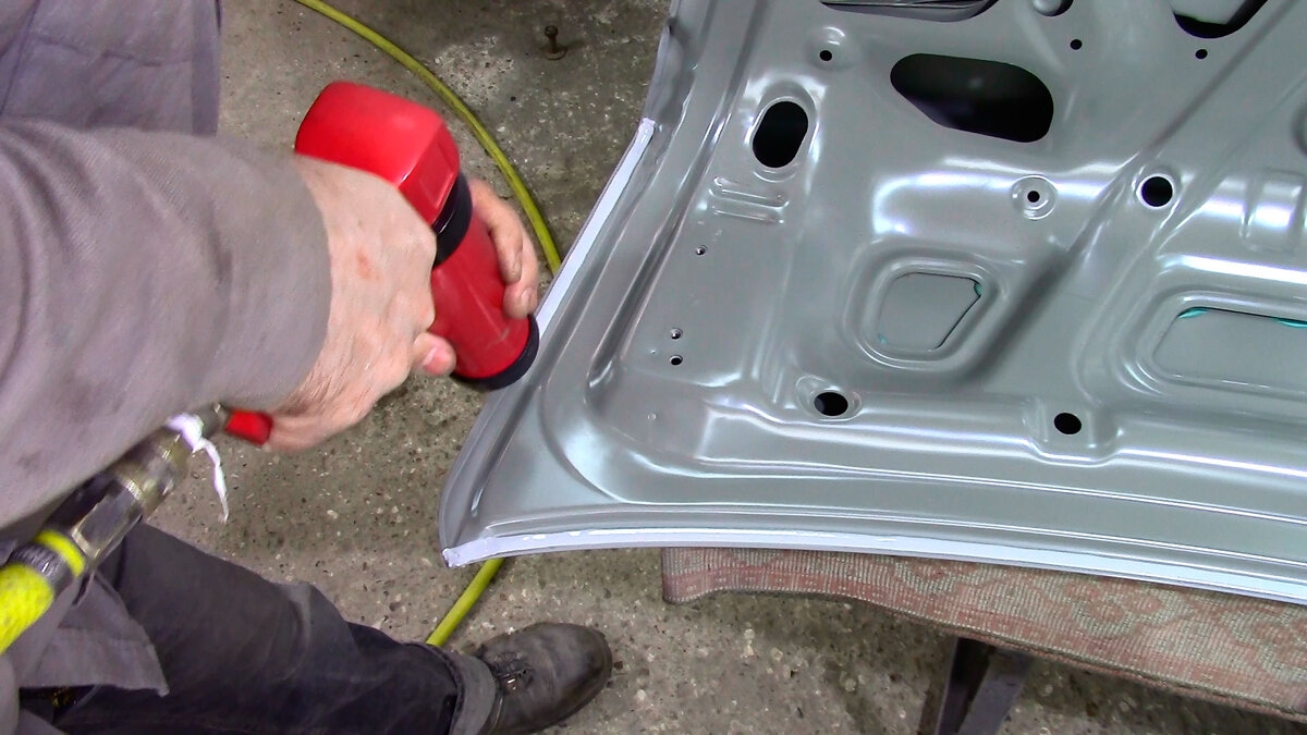 Крышка багажника в оригинале, но без герметика.