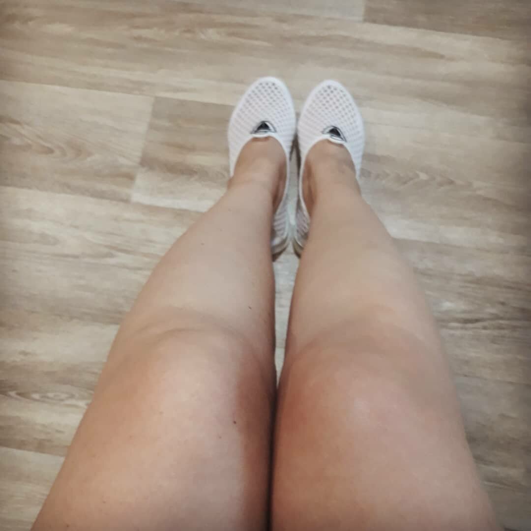 Смотрятся с платьем или юбочкой...вполне.