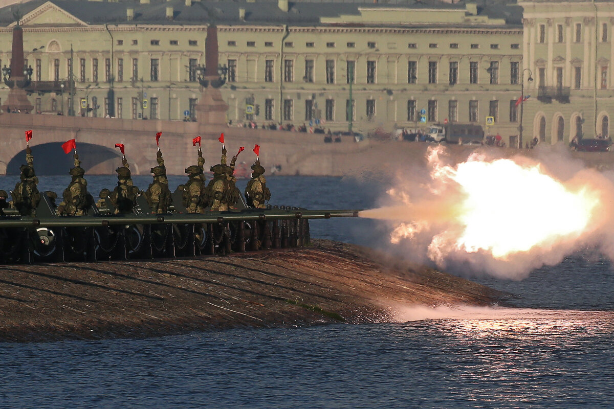 Военнослужащие Михайловской военной артиллерийской академии дают залп праздничного артиллерийского салюта - Фото: ПЕТР КОВАЛЕВ/ТАСС