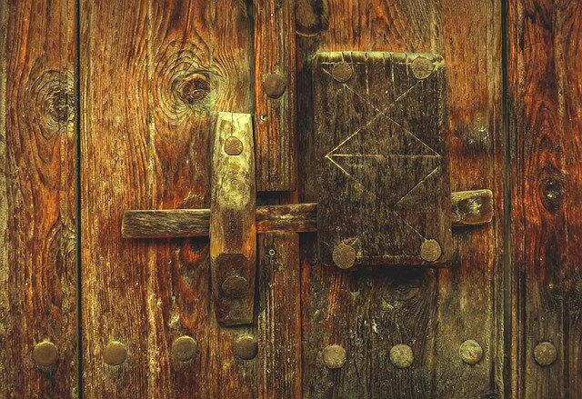 Засов на двери