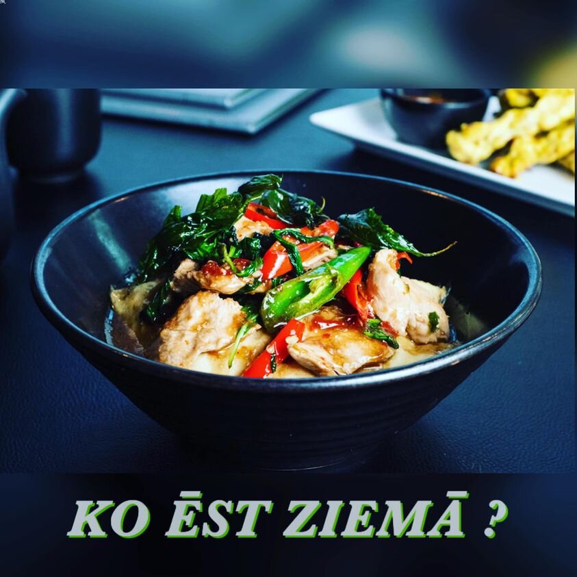 ⠀ ❄ЗИМА❄ по-китайски в этом году пришла к нам 8 ноября, и продлится она до начала февраля, до следующего МЕЖСЕЗОНЬЯ.
⠀
🎎Китайцы называют ЗИМУ "временем сохранения в укрытии".
⠀
Они советуют:
✅рано ложиться (примерно в 22.00 вечера) и поздно вставать (6.00 - 7.00 утра);
✅больше находиться в помещении и в состоянии покоя;
✅тем, кто чувствует чрезмерную усталость, в период с 17.00 до 19.00 будет полезно передремать минут 20;
✅одеваться тепло, но не допускать потливости, беречь от холода ноги, поясницу, уши, чтобы не повредить ПОЧКИ (зима - это сезон почек);
✅увлажнять наше тело, например, натираясь тёплым кунжутом маслом (потому что за осенний сезон мы накопили сухость, и можем мучиться зимой от сухого кашля, сухости кожи);
✅не рекомендуются поездки в теплые страны и частые походы в парилку.
⠀
🍜Не забывают китайцы и про зимнее питание. 👉Рекомендуется употреблять горячие блюда чаще, чем обычно.
😉Полезно:
🔸️Горячие супы (рыбные и мясные).
🔸️Молочные: топлёное сливочное масло, кипячёной молоко (в дневное время), белые сыры, сырники.
🔸️Соления, квашеная капуста.
🔸️Мёд.
🔸️Бобовые, а особенно фасоль (злак почек, а ещё она полезна для глаз). Из фасоли не только готовят блюда, но и чай из её стручков.
🔸️Свинина, сало.
🔸️Чёрный чай и пуэр.
🔸️Пальмовый и тростниковый сахар.
🔸️Если вы любите салаты из свежих овощей, перед приготовлением их нужно ошпарить кипятком. Также поступаем и с фруктами.
🔸️Маслины, черный кунжут, кунжутное масло, черный кардамон.
⠀
❌ Исключить питание всухомятку. Про крекеры, чипсы, сушки, бутерброды лучше забыть😉.
❌Сырую, холодную пищу (в том числе и мороженное) и холодные напитки зимой лучше не употреблять.
❌Не должно быть СЛИШКОМ много солёного, солёный вкус должен быть в рационе, но умеренно.
⠀
Все рекомендации по-китайски совсем не сложные.
⠀
Надеемся, что они будут полезны для вас😊.
Будьте здоровы! Ваш #SAMI❤