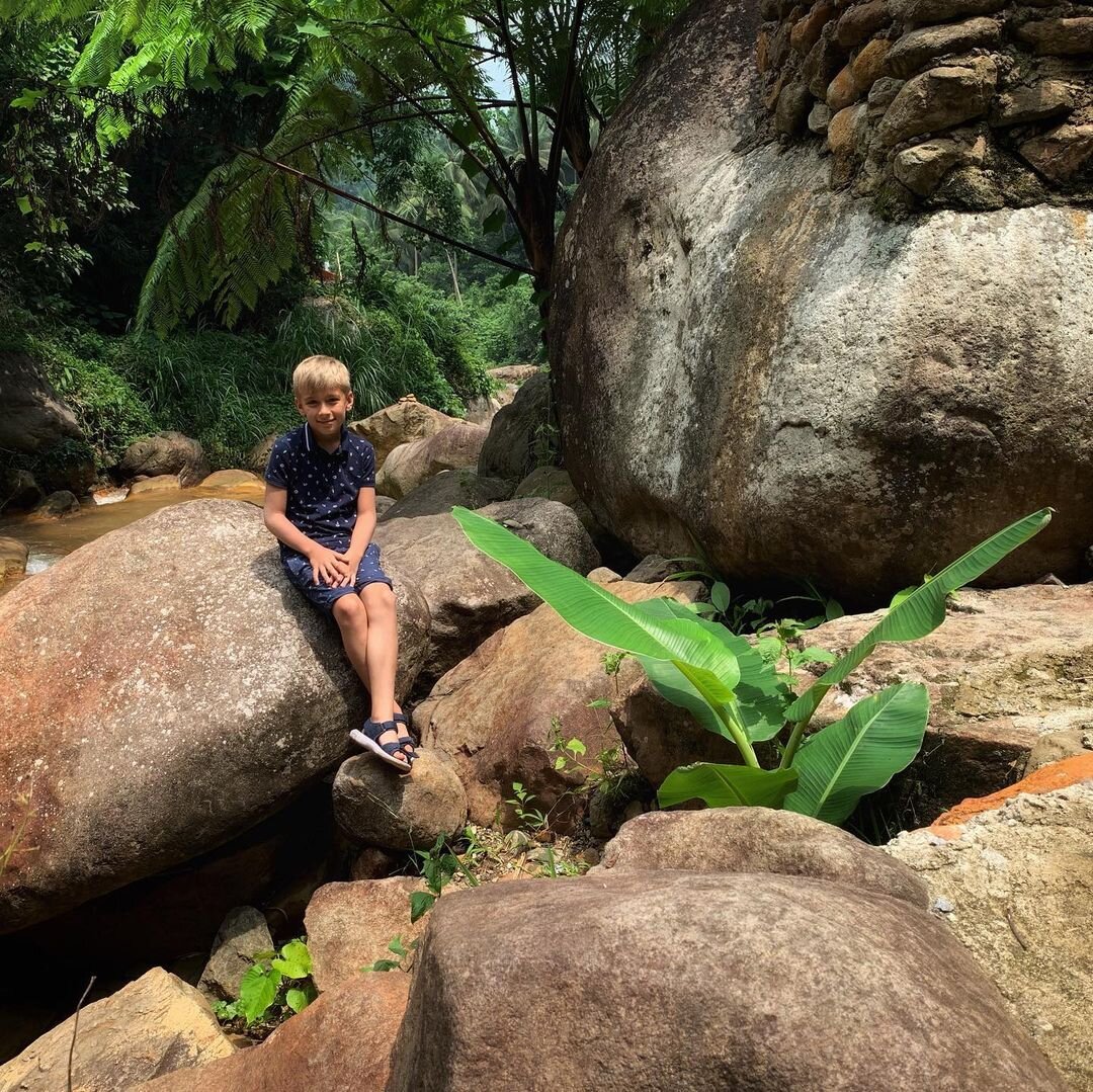 Счастливый ребенок только что бегал по камням на водопаде Пулангбато (остров Негрос)