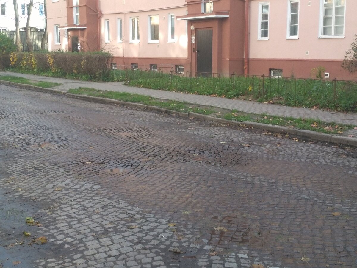 Старая каменная мостовая на улице хоть и не идеально ровная, но все также крепка