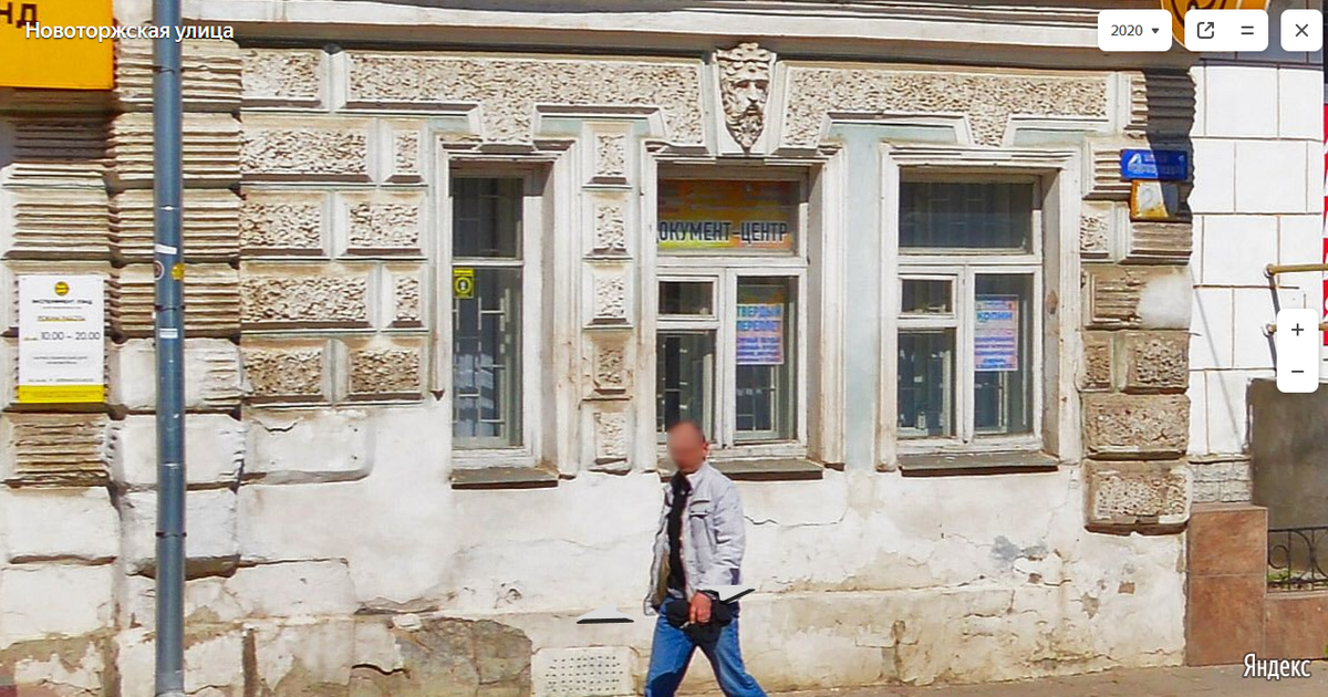 Как видно, рядом с водосточной трубой элементы лепнины были замазаны. Также один элемент наполовину замазали слева от окна