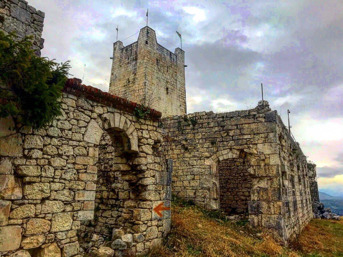 Castle now. Анакопийская крепость Абхазия. Новый Афон крепость Анакопия. Крепость в Абхазии на горе новый Афон. Анакопийская крепость (г. новый Афон).