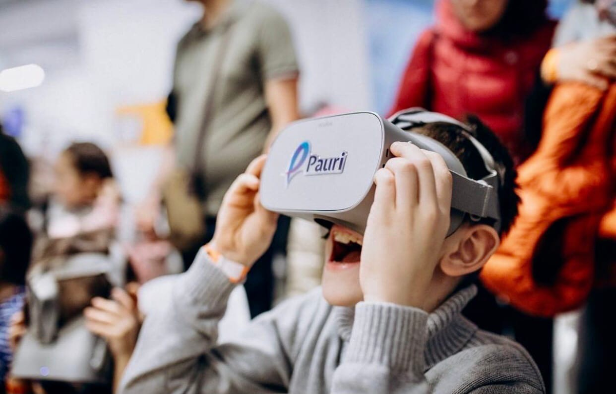 планшет в руках. гаджеты в аренду. гаджеты в аренду. часы голограмма. изобретения будущего.