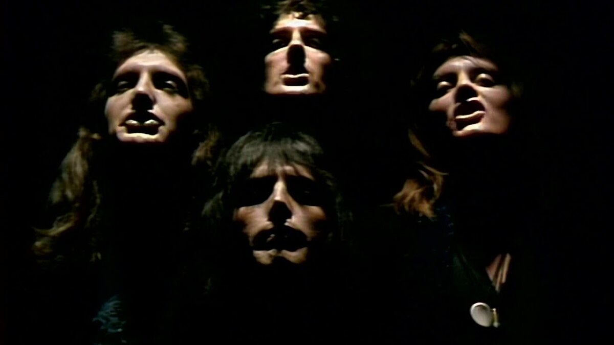 Четверо лиц. Queen Bohemian Rhapsody 1975. Queen обложка Богемской рапсодии. Квин Богема Богемская рапсодия. Queen Bohemian Rhapsody клип.