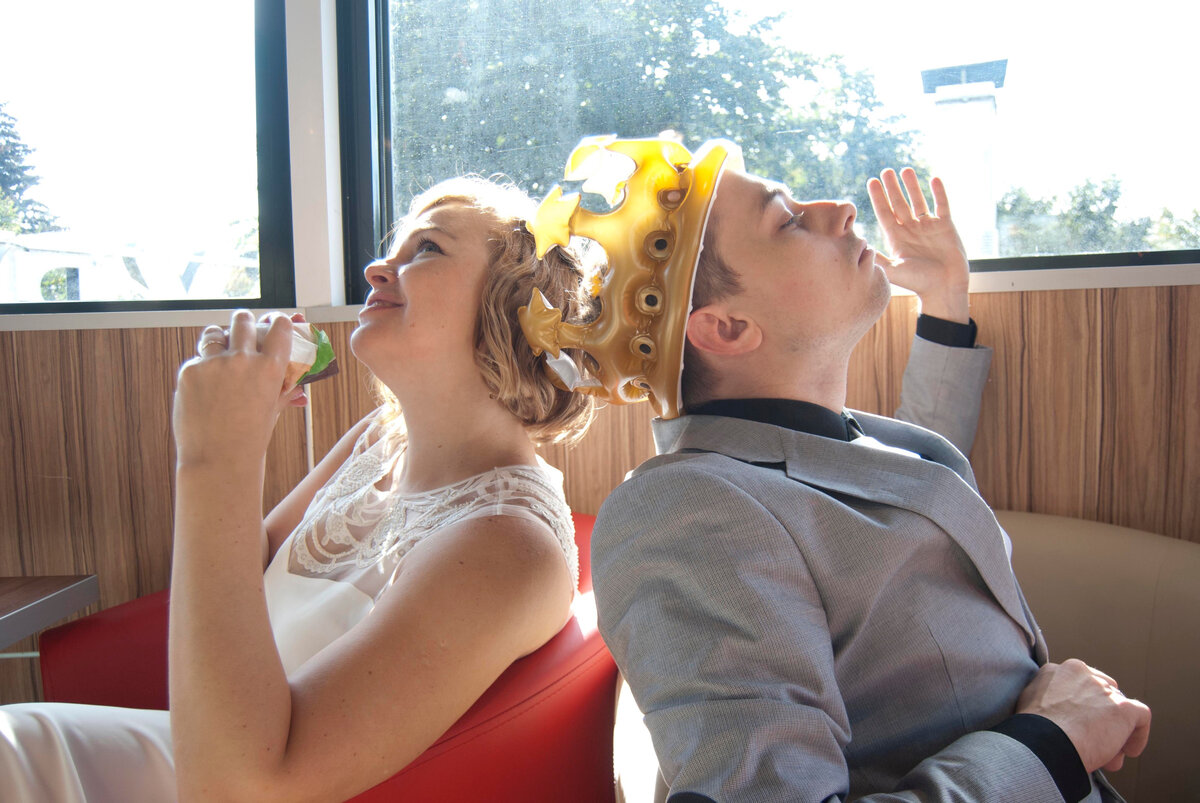 Наглая скорпионья моська в короне справа) Слева скромный и абсолютно никогда не говорящий о своей выдающейся гениальности стрелец