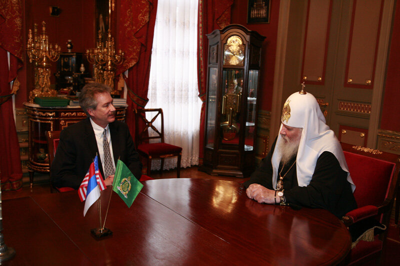 Уильям Бёрнс и Святейший Патриарх Московский и всея Руси Алексий II.