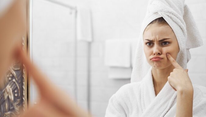 Не наносите руками косметику!