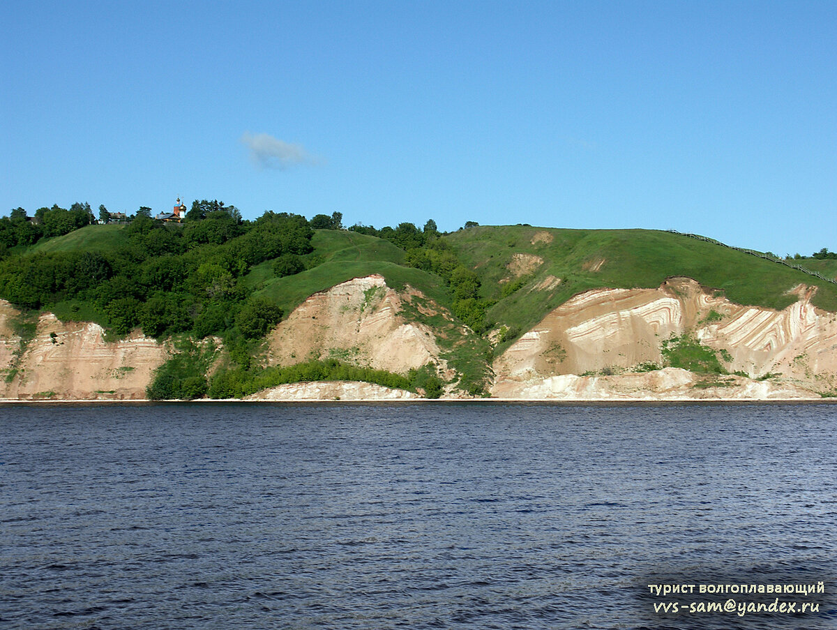 Гора Вшиха, за которой находится город Тетюши. Фото 11.06.2007.