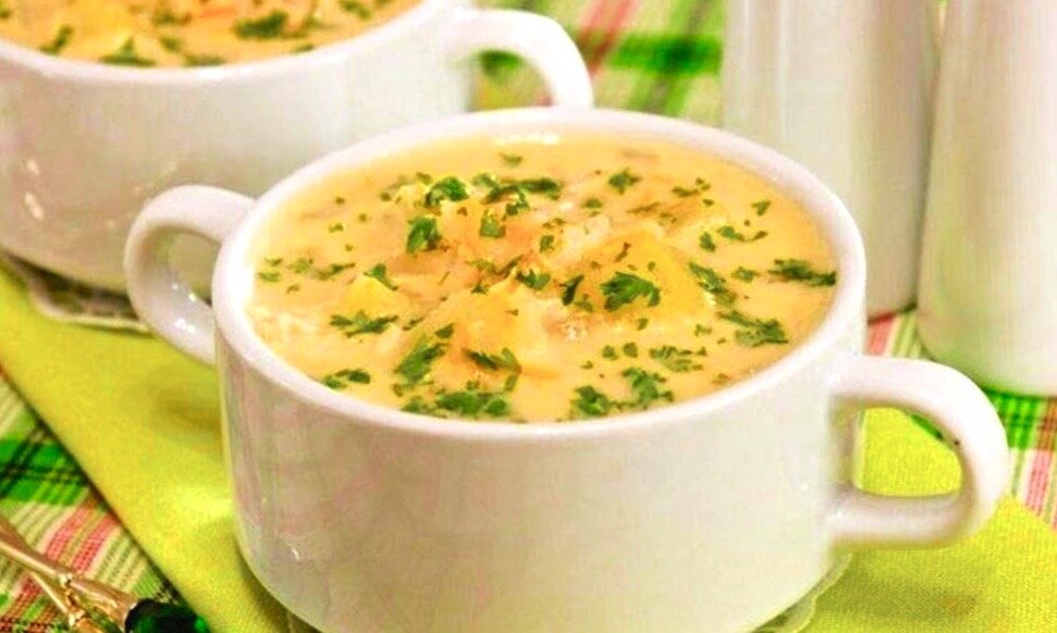 Сырный суп на курином бульоне.
