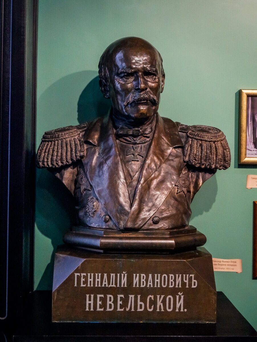 Бюст Г.И. Невельского в музее имени В.К. Арсеньева во Владивостоке. (Фото моё)