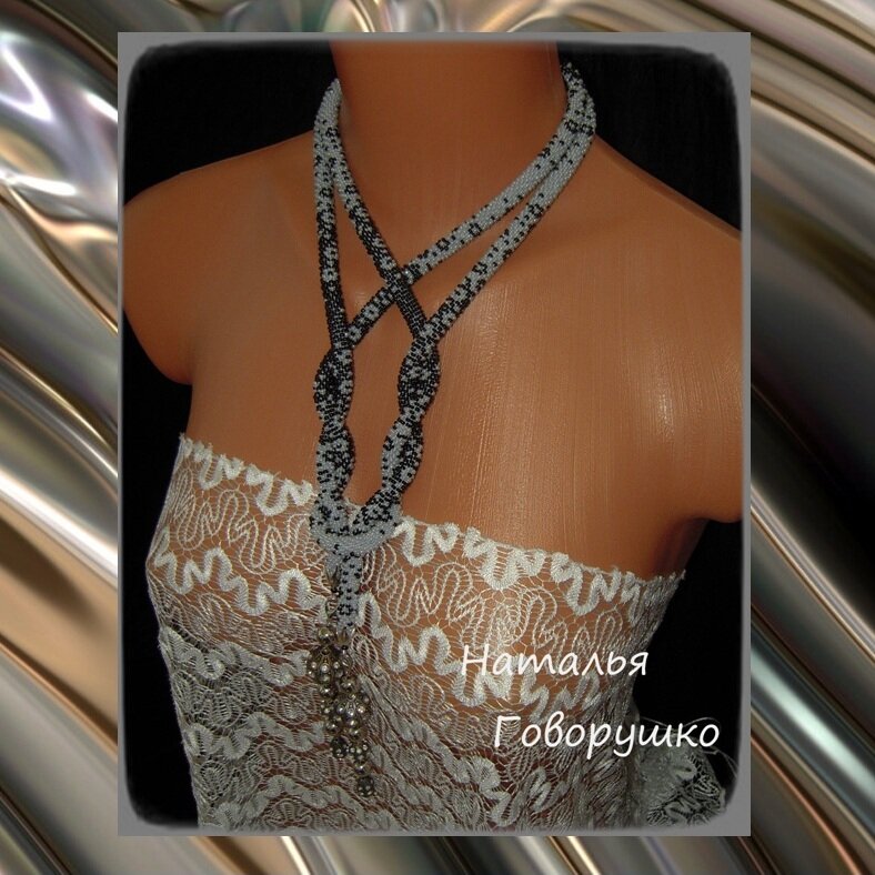 Материалы: чешский бисер и металлические бусины со стразами.